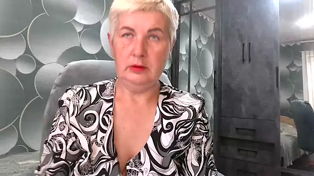 NicoleOlla online show from 3, 10, 2025