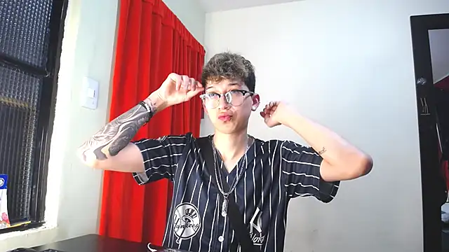 Snapshot of _Thomas_hot_ chatting on 4, 2, 2025 Thomas hot online show from 4, 2, 2025