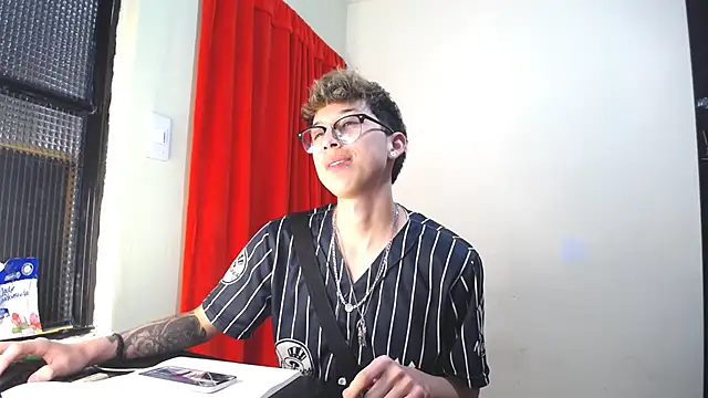 Snapshot of _Thomas_hot_ chatting on 4, 2, 2025 Thomas hot online show from 4, 2, 2025