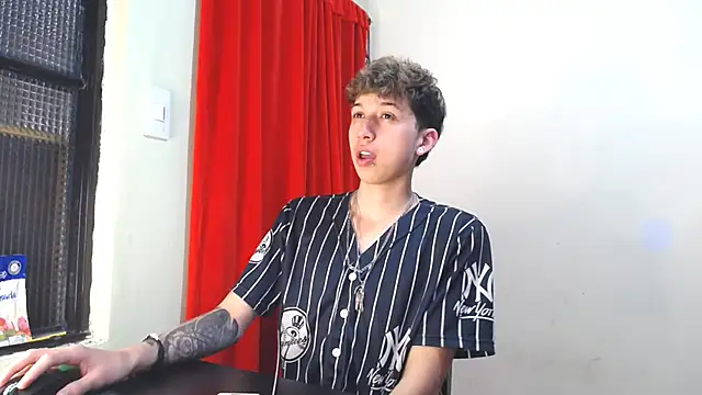 Snapshot of _Thomas_hot_ chatting on 4, 2, 2025 Thomas hot online show from 4, 2, 2025