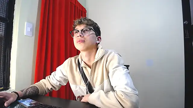 Snapshot of _Thomas_hot_ chatting on 5, 2, 2025 Thomas hot online show from 5, 2, 2025