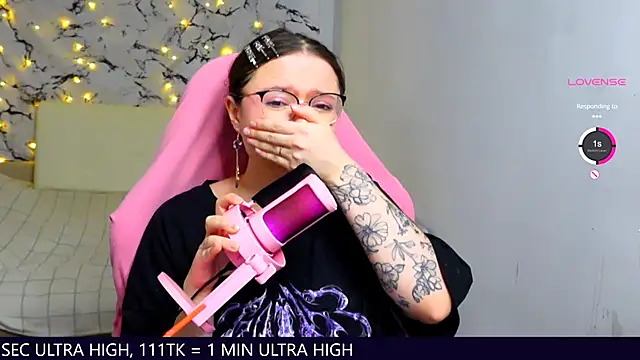 Snapshot of me__hanna chatting on 4, 3, 2025 me hanna online show from 4, 3, 2025