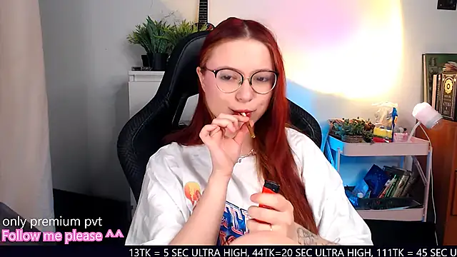 Snapshot of me__hanna chatting on 2, 10, 2025 me hanna online show from 2, 10, 2025