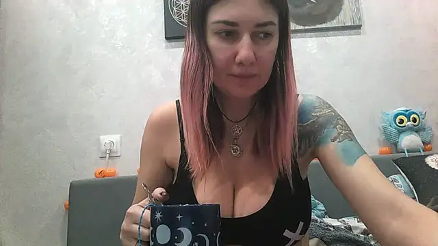 Snapshot of BlueXOwl chatting on 5, 12, 2025 BlueXOwl online show from 5, 12, 2025