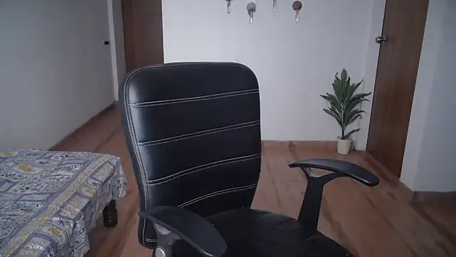 Suzie darling online show from 28, 4, 2026