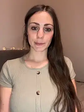 Snapshot of Loella-Rose chatting on 1, 1, 2025 Loella-Rose online show from 1, 1, 2025