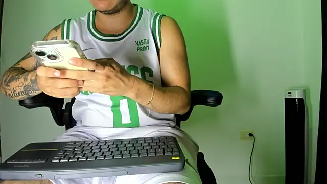 Snapshot of male_pussy chatting on 17, 12, 2024 male pussy online show from 17, 12, 2024