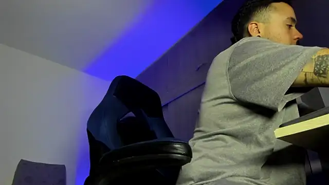 Snapshot of male_pussy chatting on 25, 11, 2025 male pussy online show from 25, 11, 2025