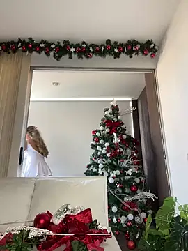 Snapshot of _laura_02 chatting on 18, 12, 2024 laura 02 online show from 18, 12, 2024