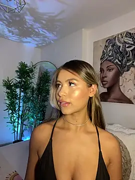 Snapshot of _laura_02 chatting on 19, 12, 2024 laura 02 online show from 19, 12, 2024