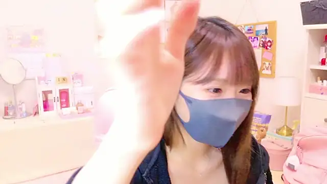 Snapshot of Yui-Ch chatting on 18, 12, 2024 Yui-Ch online show from 18, 12, 2024