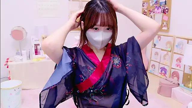 Snapshot of Yui-Ch chatting on 5, 1, 2025 Yui-Ch online show from 5, 1, 2025