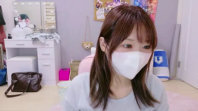 Snapshot of Yui-Ch chatting on 8, 9, 2025 Yui-Ch online show from 8, 9, 2025