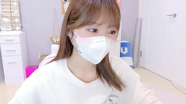 Snapshot of Yui-Ch chatting on 6, 10, 2025 Yui-Ch online show from 6, 10, 2025