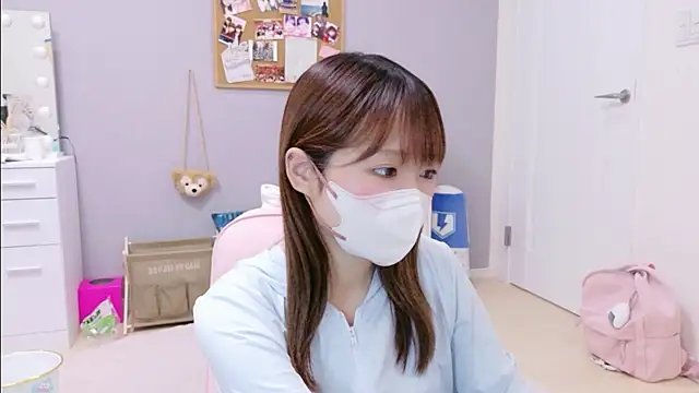 Snapshot of Yui-Ch chatting on 16, 11, 2025 Yui-Ch online show from 16, 11, 2025