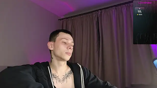 Snapshot of R1mmo__ chatting on 12, 10, 2025 R1mmo online show from 12, 10, 2025