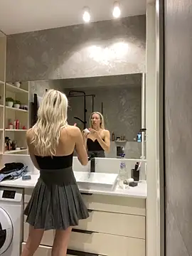 Snapshot of LuisaBecker chatting on 8, 12, 2024 LuisaBecker online show from 8, 12, 2024