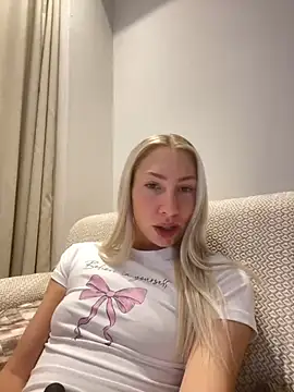 Snapshot of LuisaBecker chatting on 12, 12, 2024 LuisaBecker online show from 12, 12, 2024