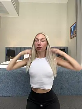 Snapshot of LuisaBecker chatting on 24, 12, 2024 LuisaBecker online show from 24, 12, 2024