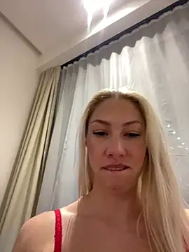 Snapshot of LuisaBecker chatting on 26, 12, 2024 LuisaBecker online show from 26, 12, 2024