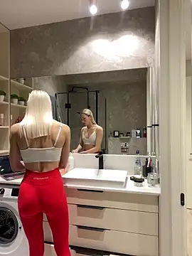 Snapshot of LuisaBecker chatting on 31, 12, 2024 LuisaBecker online show from 31, 12, 2024