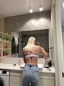 Snapshot of LuisaBecker chatting on 2, 1, 2025 LuisaBecker online show from 2, 1, 2025