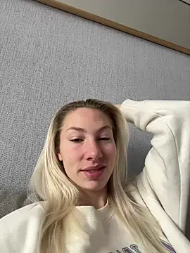 Snapshot of LuisaBecker chatting on 7, 1, 2025 LuisaBecker online show from 7, 1, 2025