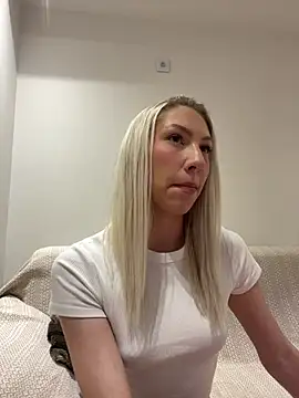 Snapshot of LuisaBecker chatting on 8, 2, 2025 LuisaBecker online show from 8, 2, 2025