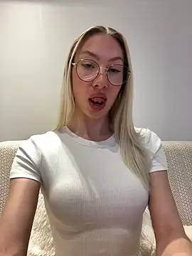 Snapshot of LuisaBecker chatting on 26, 2, 2025 LuisaBecker online show from 26, 2, 2025