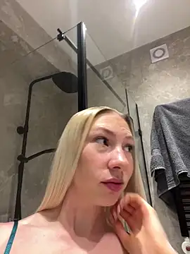 Snapshot of LuisaBecker chatting on 6, 3, 2025 LuisaBecker online show from 6, 3, 2025