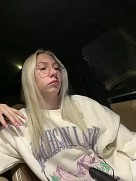 Snapshot of LuisaBecker chatting on 17, 3, 2025 LuisaBecker online show from 17, 3, 2025