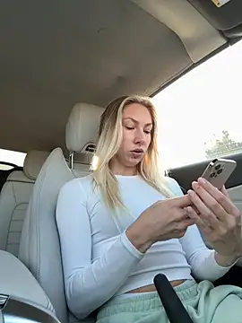 Snapshot of LuisaBecker chatting on 18, 10, 2025 LuisaBecker online show from 18, 10, 2025