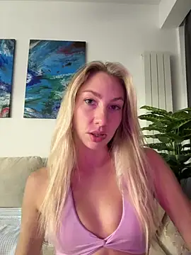 Snapshot of LuisaBecker chatting on 20, 10, 2025 LuisaBecker online show from 20, 10, 2025