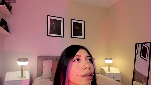 Snapshot of Violetta_Nur chatting on 2, 6, 2026 Violetta Nur online show from 2, 6, 2026
