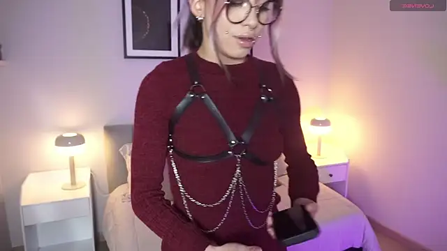 Snapshot of Violetta_Nur chatting on 6, 7, 2026 Violetta Nur online show from 6, 7, 2026