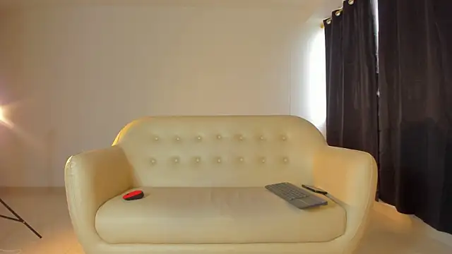 Emi latingirl online show from 19, 12, 2025