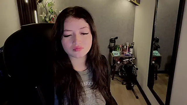 Snapshot of almma_shy chatting on 13, 9, 2025 almma shy online show from 13, 9, 2025