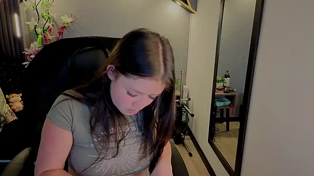 Snapshot of almma_shy chatting on 4, 10, 2025 almma shy online show from 4, 10, 2025