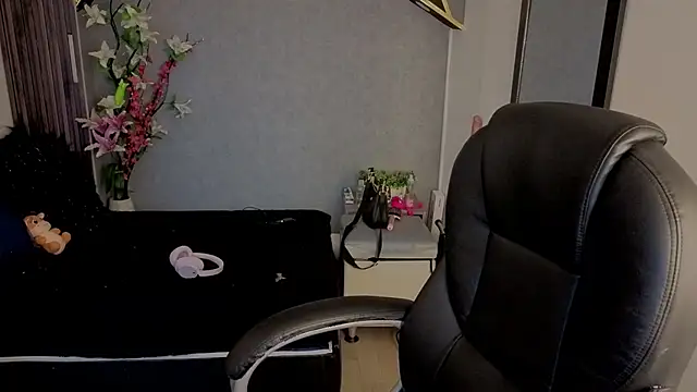 Snapshot of almma_shy chatting on 22, 10, 2025 almma shy online show from 22, 10, 2025