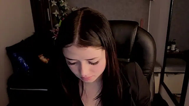 Snapshot of almma_shy chatting on 28, 10, 2025 almma shy online show from 28, 10, 2025