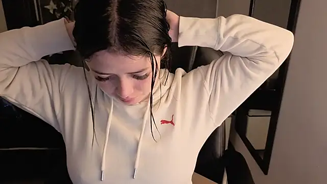 Snapshot of almma_shy chatting on 4, 11, 2025 almma shy online show from 4, 11, 2025