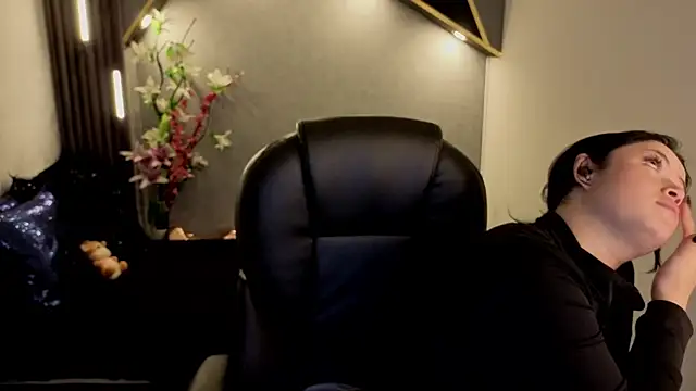 Snapshot of almma_shy chatting on 25, 11, 2025 almma shy online show from 25, 11, 2025