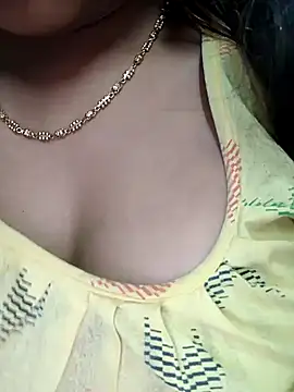 Snapshot of sexyindi_couple chatting on 11, 12, 2024 sexyindi couple online show from 11, 12, 2024