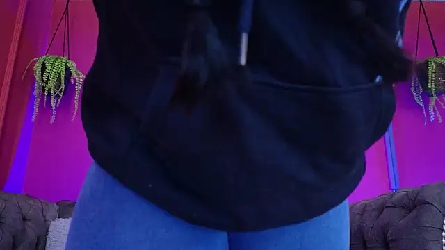 Julieta Russell online show from 7, 4, 2026