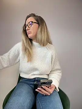 HotXMom online show from 4, 2, 2025