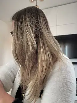 HotXMom online show from 6, 3, 2025