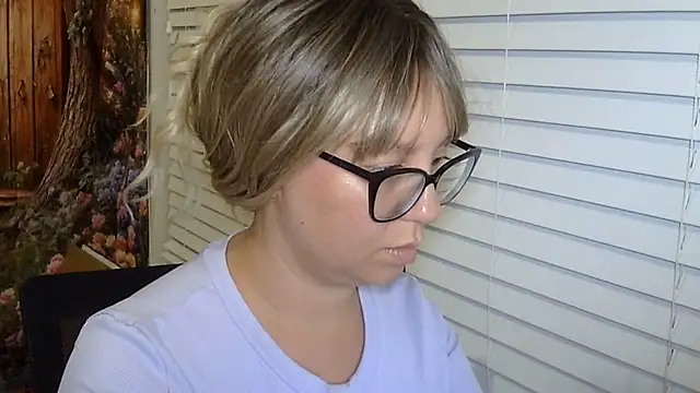 Snapshot of Paisleehaze chatting on 24, 5, 2026 Paisleehaze online show from 24, 5, 2026