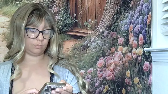 Snapshot of Paisleehaze chatting on 17, 6, 2026 Paisleehaze online show from 17, 6, 2026