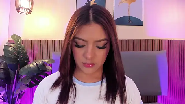 NicolleeEvanss online show from 10, 6, 2026