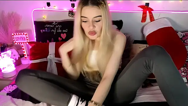 Snapshot of nicollewetpussy chatting on 18, 12, 2025 nicollewetpussy online show from 18, 12, 2025